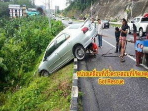 PKW-landet-in-Schlucht