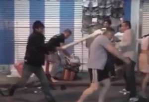 Russischer Straßenkämpfer wehrt sich gegen Thais auf der Walking Street