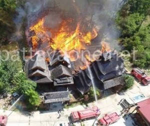 100-Millionen-Baht-teures-Holzhaus-abgebrannt_04