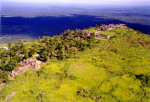  Späktakuläre Lage am Rande des Korat Plateaus: Prasat Preah Vihear. Bild: วิกิพีเดียไทย