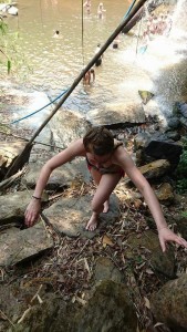 Natalie beim Hochklettern  des Wasserfalls