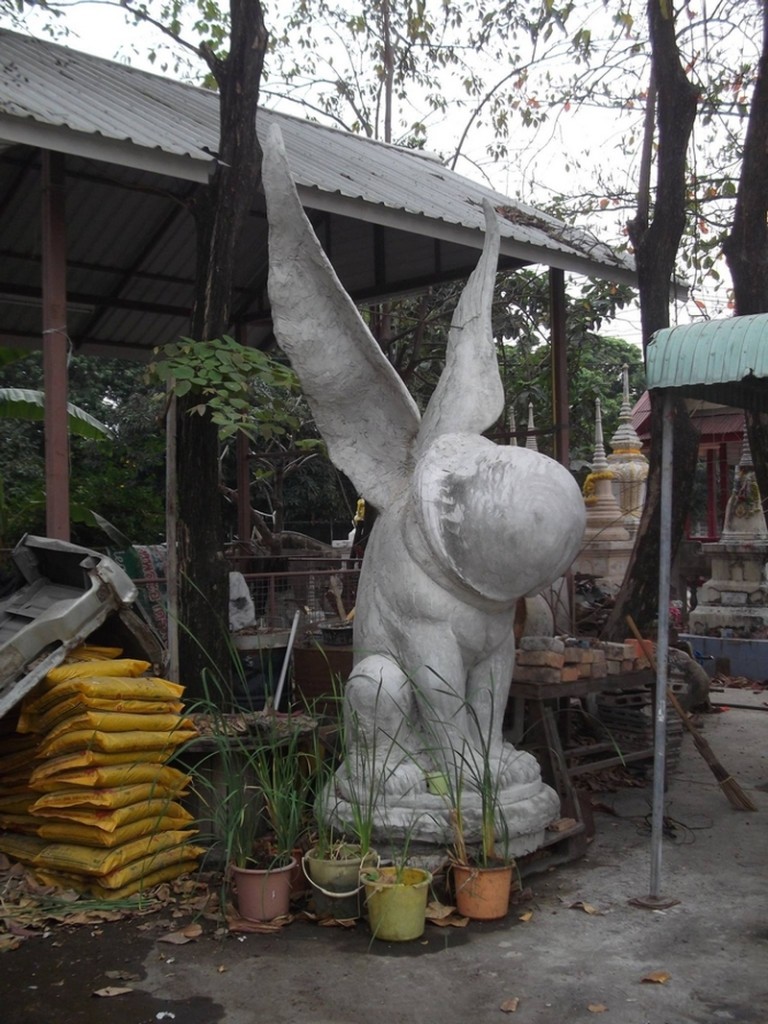 06_penis-statue