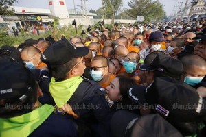 Dhammakaya Mönche durchbrechen die Blockaden der Polizei