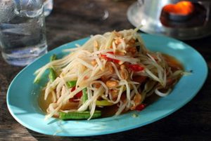 Som Tam (Thai: ส้มตำ) ist ein scharfes Papaya-Salatgericht, das hauptsächlich aus gestoßenem Gemüse besteht