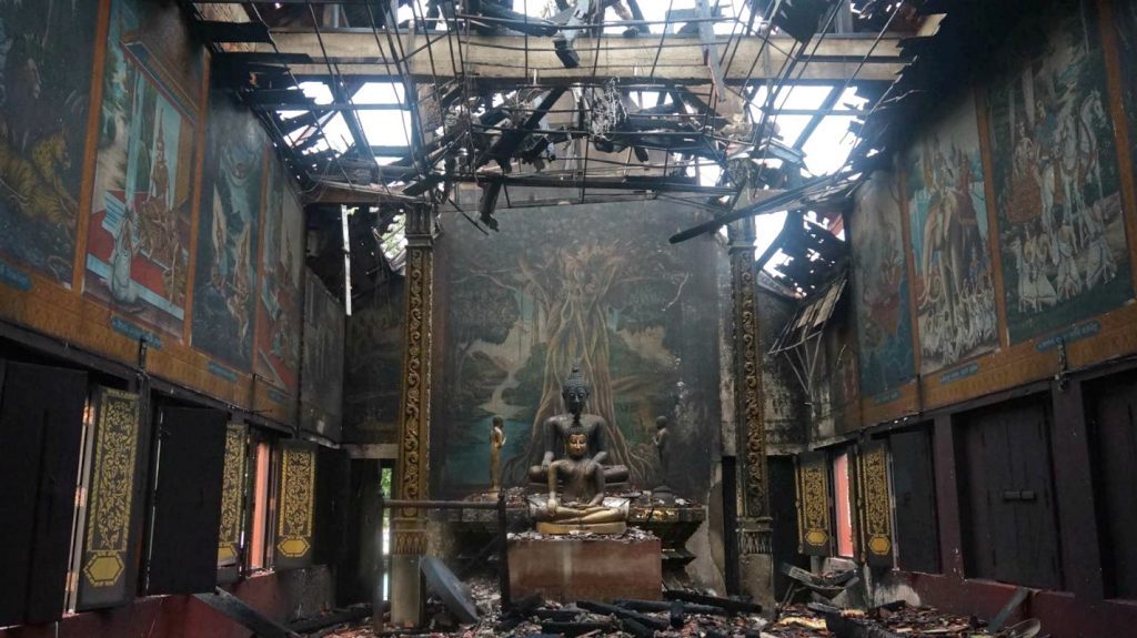 2 Stunden nach dem Beginn des neuen Jahr geht ein Tempel in Chiang Mai in Flammen auf