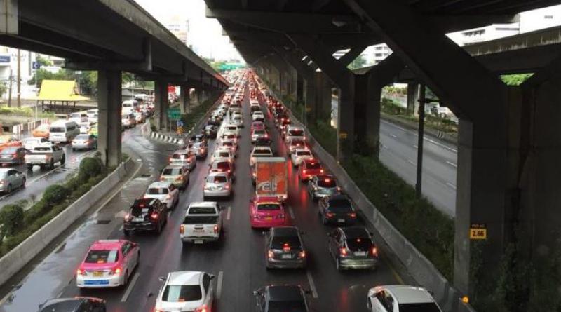 Anhaltender Regen führt zu massiven Staus auf den wichtigen Straßen von  Bangkok - ThailandTIP