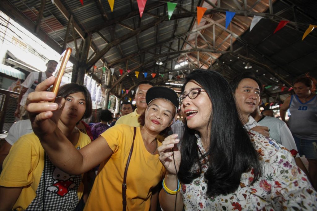 Selfie mit Khunying Sudarat Keyuraphan, dem Chefstrategen der Pheu Thai Partei