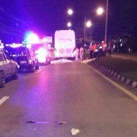 Zwei Männer auf Phuket von einem Bus an einem U-Turn überfahren