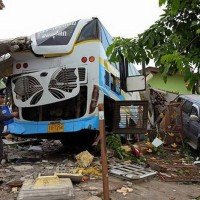 Ein Toter und 29 Verletzte nach schwerem Busunglück in Lampang