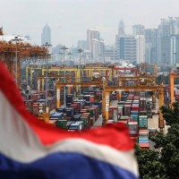 Thailands internationale Exporte gehen weiter zurück. Im Hafen von Bangkok stapeln sich die Container.
