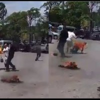 Mann setzt sich vor einem Regierungsbüro selber in Brand