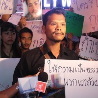 Mehr als 100 Barmitarbeiter auf Phuket protestieren gegen die brutale Gewalt eines Polizeibeamten