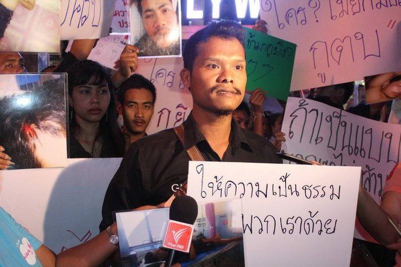 Mehr als 100 Barmitarbeiter auf Phuket protestieren gegen die brutale Gewalt eines Polizeibeamten