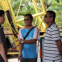 Vinat Chanthornwiboonkul (Mitte), der Besitzer der Anlage.