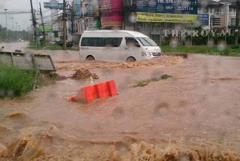 Phuket warnt an diesem Wochenende alle Verkehrsteilnehmer wegen der schweren Regenfälle besonders vorsichtig zu fahren.