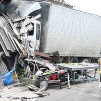 LKW rast nach Bremsversagen in ein Geschäft