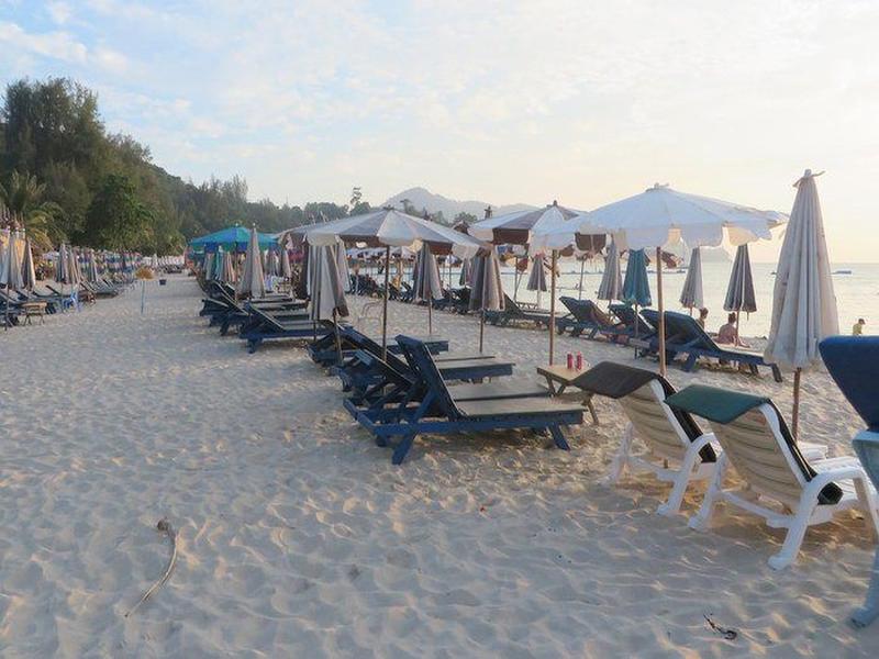 Nach dem Ausbleiben der Touristen auf Phuket will Gouverneur Nisit erneut über die Liegestühle am Strand nachdenken