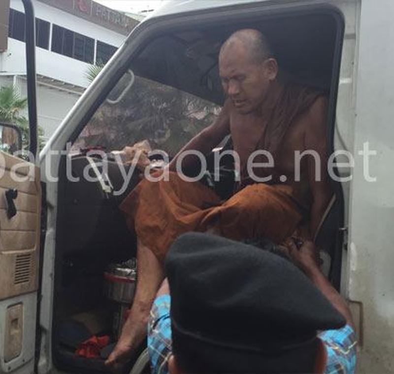 Mönch wegen fahren ohne Führerschein zu einer Geldstrafe von 800 Baht verdonnert