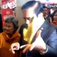 Premierminister Prayuth wirft eine Bananenschale auf einen Journalisten.