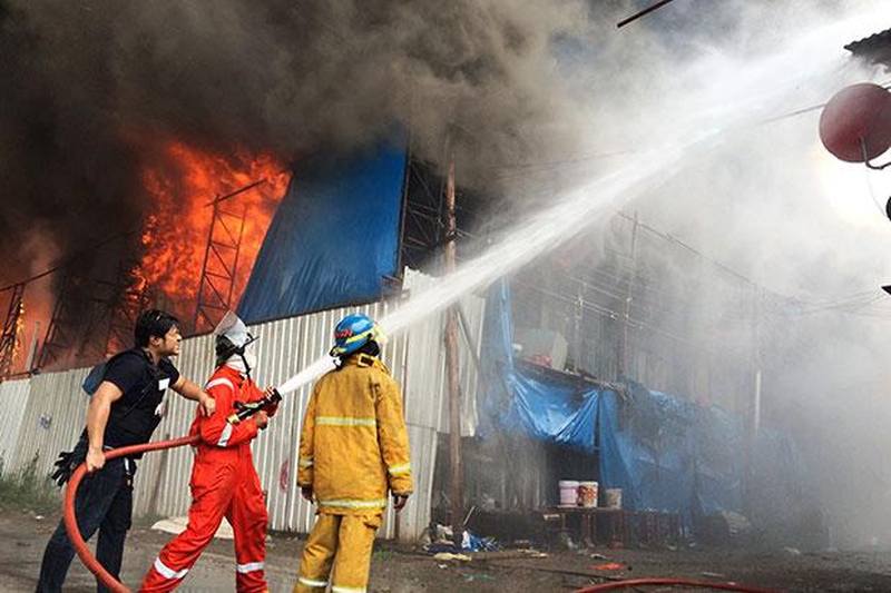 3.000 Bauarbeiter fliehen in Panik, nachdem ihr Lager Feuer fing