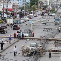 LKW reißt gleich 47 Strommasten um