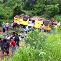 Bei einem Bus Absturz in der Nähe der Thai-kambodschanischen Grenze kommen 16 Personen ums Leben