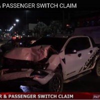 Autofahrer taucht nach einem Unfall den Sitzplatz mit seiner Beifahrerin