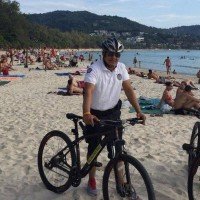 Neue Polizei Fahrradstreife am Karon Strand auf Phuket beruhigt die Touristen