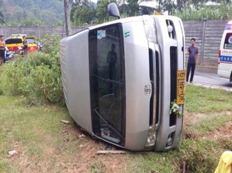 Minivan mit fünf Touristen auf Phuket verunglückt