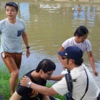 Universitätsstudent stürzt mit seinem PKW in den Wassergraben in Chiang Mai
