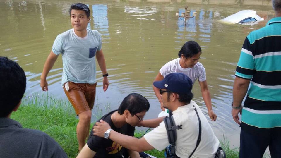 Universitätsstudent stürzt mit seinem PKW in den Wassergraben in Chiang Mai