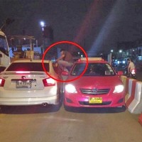 Bangkoker Taxifahrer rastet im Verkehr aus