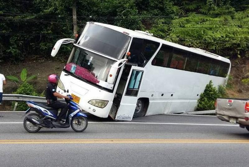 Vier Verletzte nach einem Busunfall am Patong Hügel