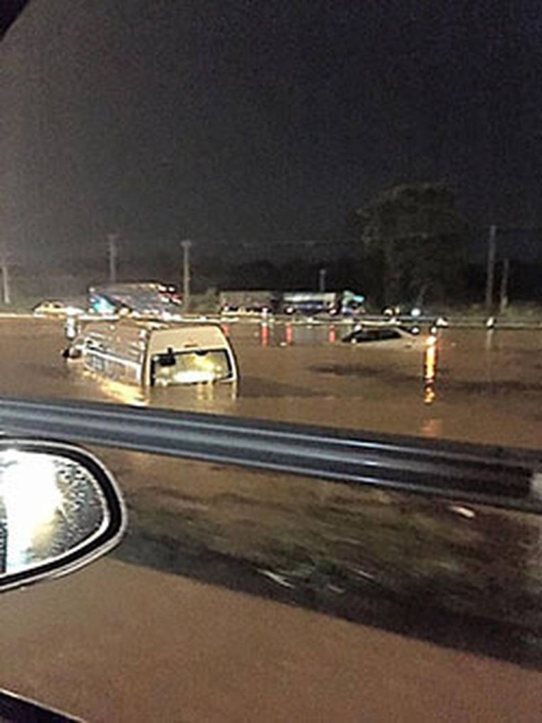 Autobahn Bangkok-Pattaya Stand über einen Meter unter Wasser