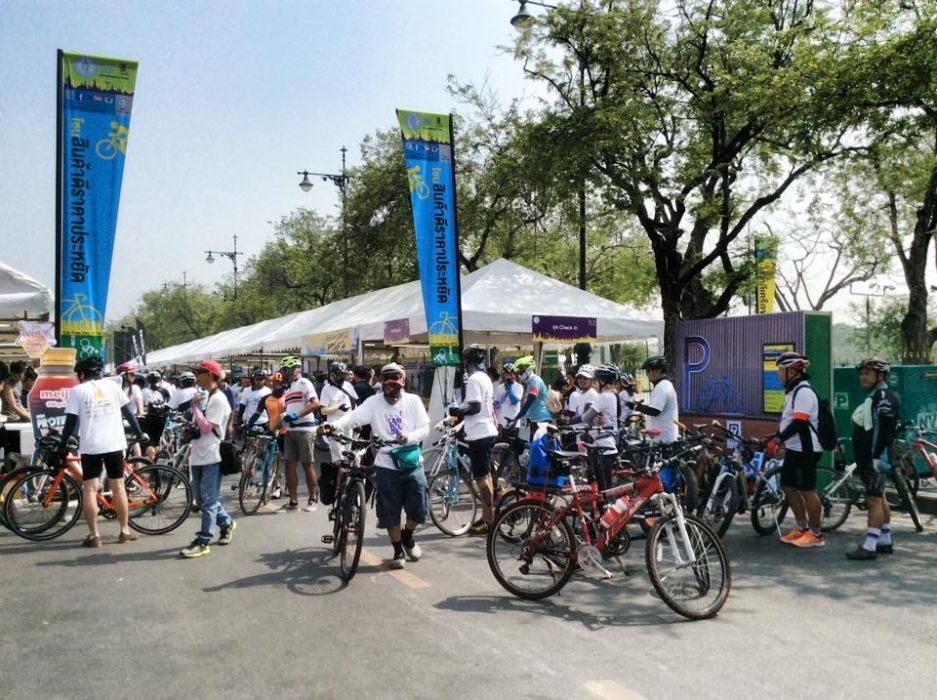 Mehr als 30.000 Radfahrer nahmen am Bangkoks Autofreien Tag 2015 teil