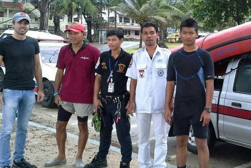 Erneut wurde ein Fischer von einer großen Welle auf Phuket ins Meer gerissen