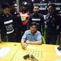 Freiwilliger Helfer der Behörde prügelt einen Touristen in Patong mit seiner Waffe nieder