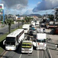 Zwei wütende LKW-Fahrer verursachen einen absichtlichen Stau auf Phuket
