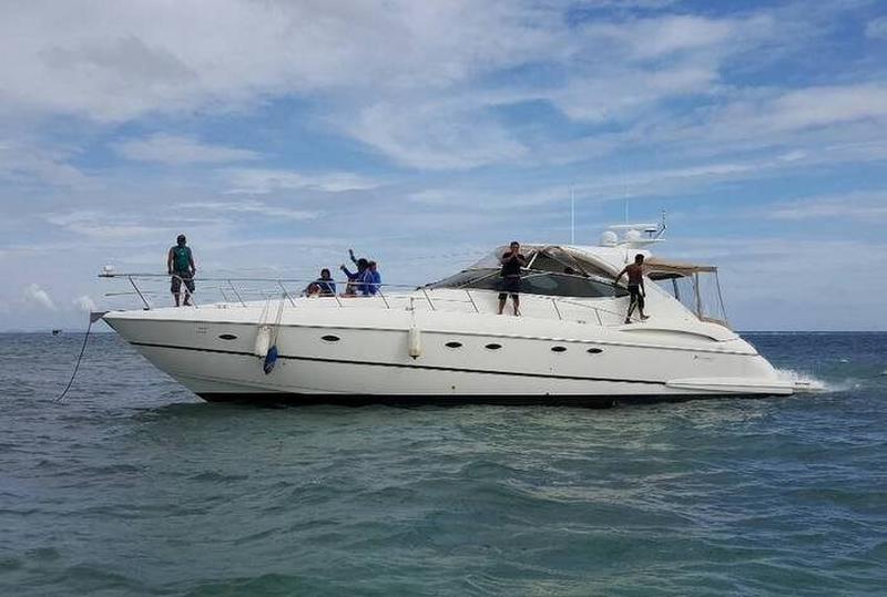 Marine Polizei auf Phuket rettet zehn Personen von einer havarierten Yacht