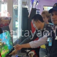 Minderjährige zocken in einer Spielhalle in Pattaya um Geld