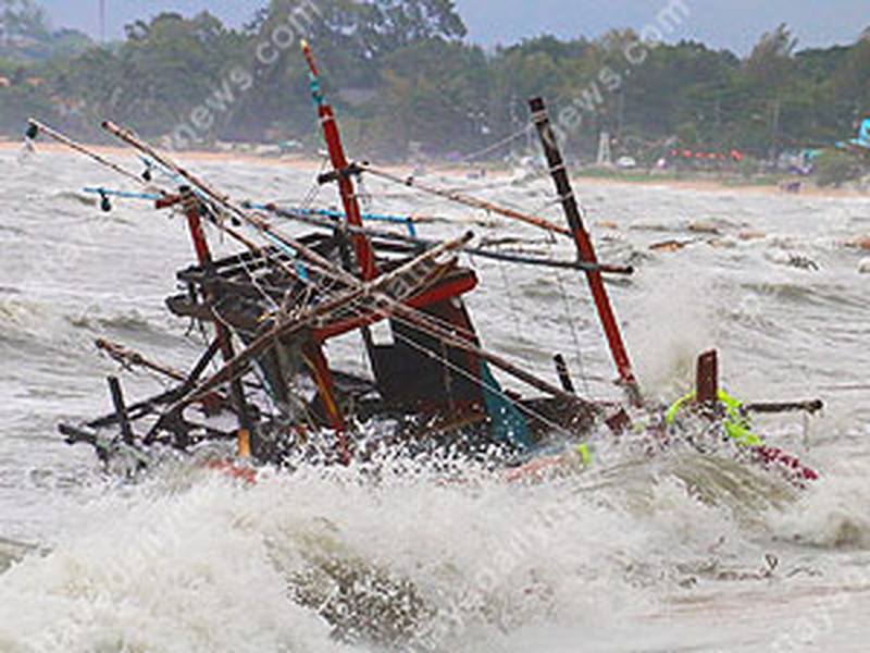 Zehn Fischerboote vor der Küste von Bang Sarey gesunken