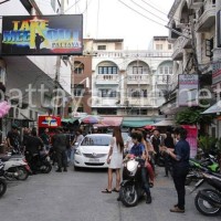 Am frühen Morgen gegen 6 Uhr erschienen die Ermittler vor dem „Take me Out“ Pub, der hinter dem Tuk Com IT-Center in Süd Pattaya liegt