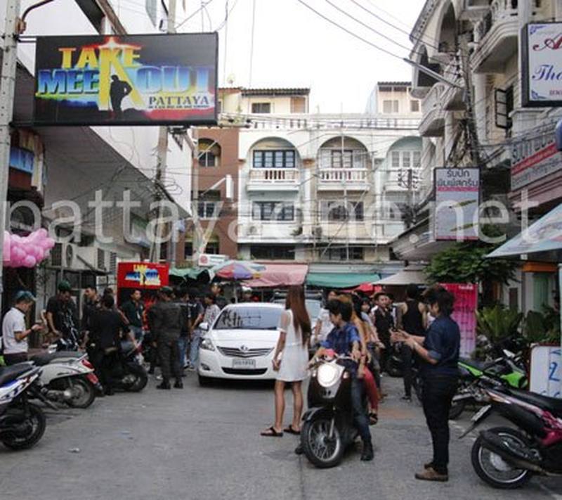 Am frühen Morgen gegen 6 Uhr erschienen die Ermittler vor dem „Take me Out“ Pub, der hinter dem Tuk Com IT-Center in Süd Pattaya liegt