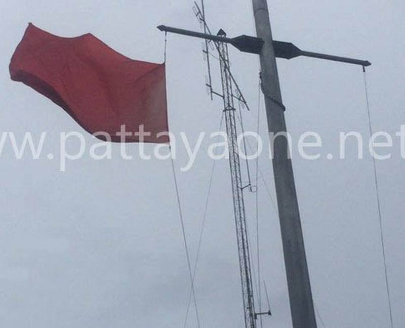 Pattaya setzt die rote Fahne und verbietet allen Schiffen das Auslaufen aus dem sicheren Hafen