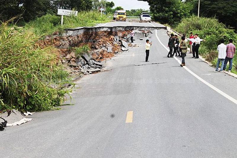 Schnellstraße in Ayutthaya nach einem Zusammenbruch für etwa 10 Tage geschlossen