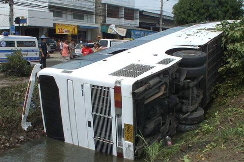 24 verletzte Touristen bei Tourbus Überschlag in Ratchaburi