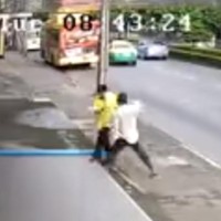 Geistesgestörter Mann greift grundlos Fußgänger in Bangkok an