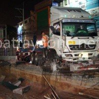 Glück im Unglück für einen LKW Fahrer, der in die Baustelle zur neunen Unterführung in Pattaya fuhr