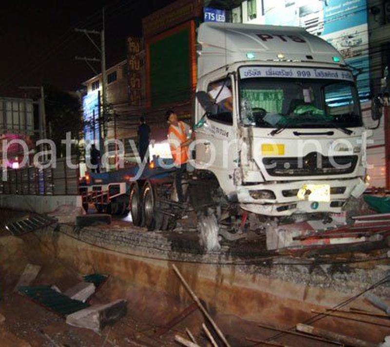 Glück im Unglück für einen LKW Fahrer, der in die Baustelle zur neunen Unterführung in Pattaya fuhr