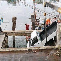 LKW stürzt bei der Fahrt über eine beschädigte Brücke ins Meer